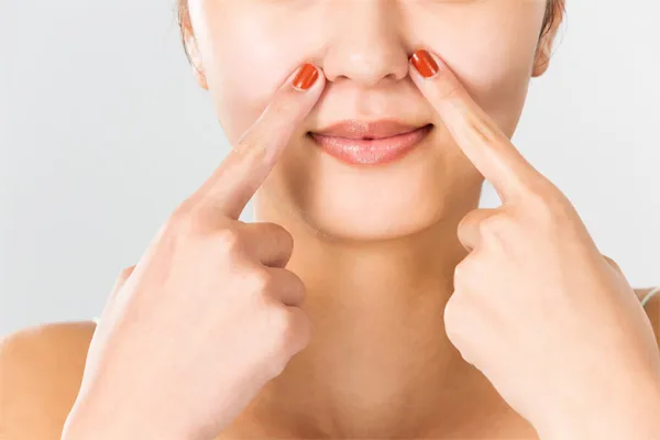 Zbliżenie na ładą, wypielęgnowaną skórę twarzy młodej kobiety